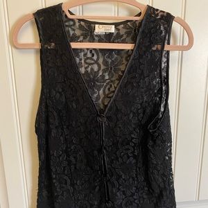 E134 Vintage lace black vest GUC rose button closure stretchy